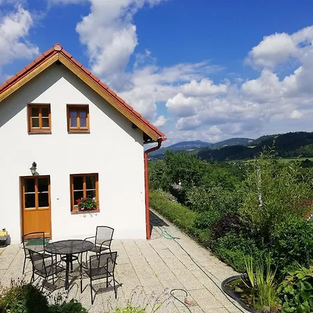 Дом отдыха Charming House With Beautiful Landscape Frydstejn